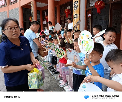 分发活动礼品.jpg