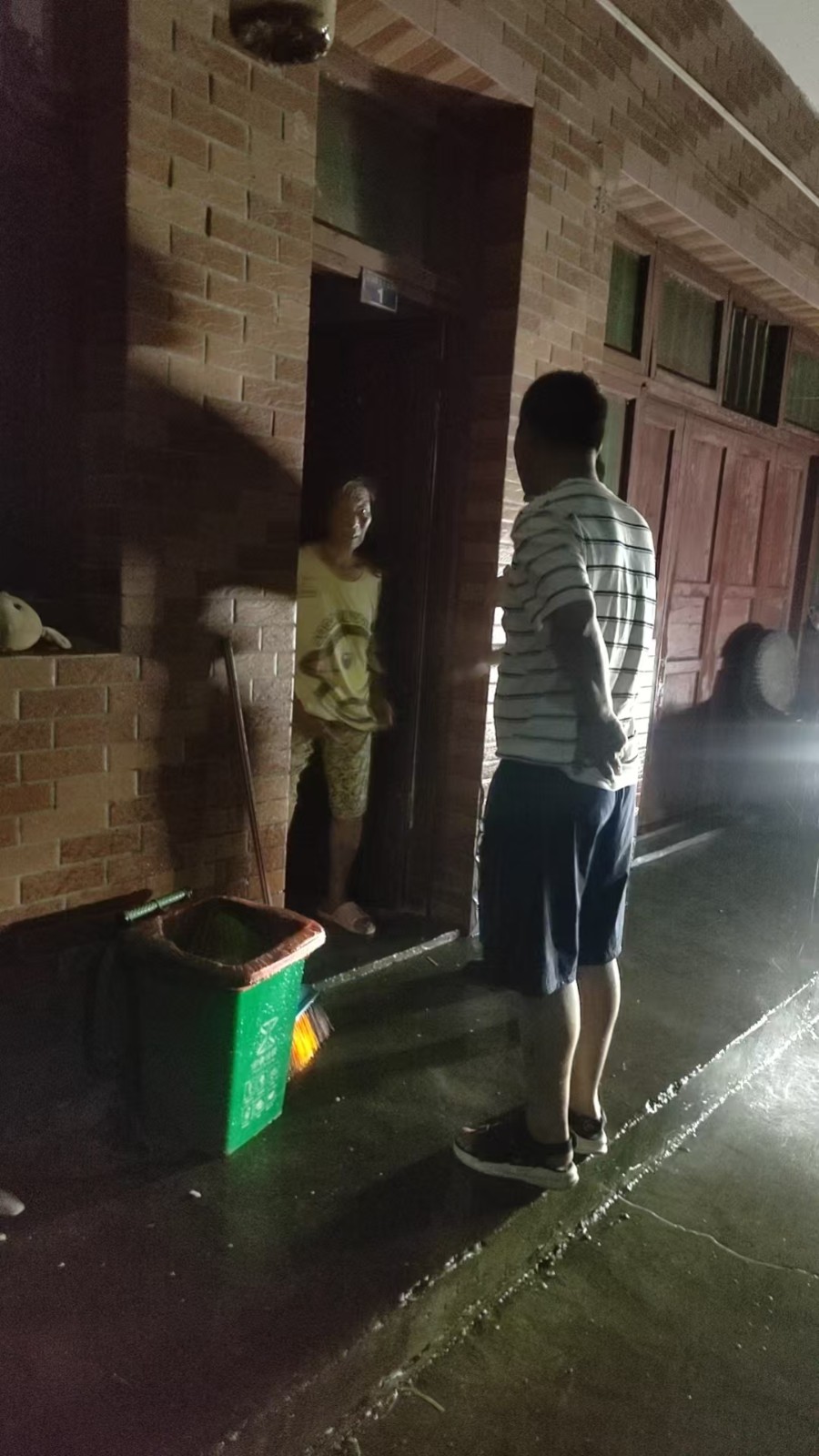 动员群众转移.jpg