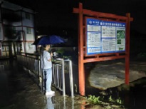 深夜坚守灾害点.jpg