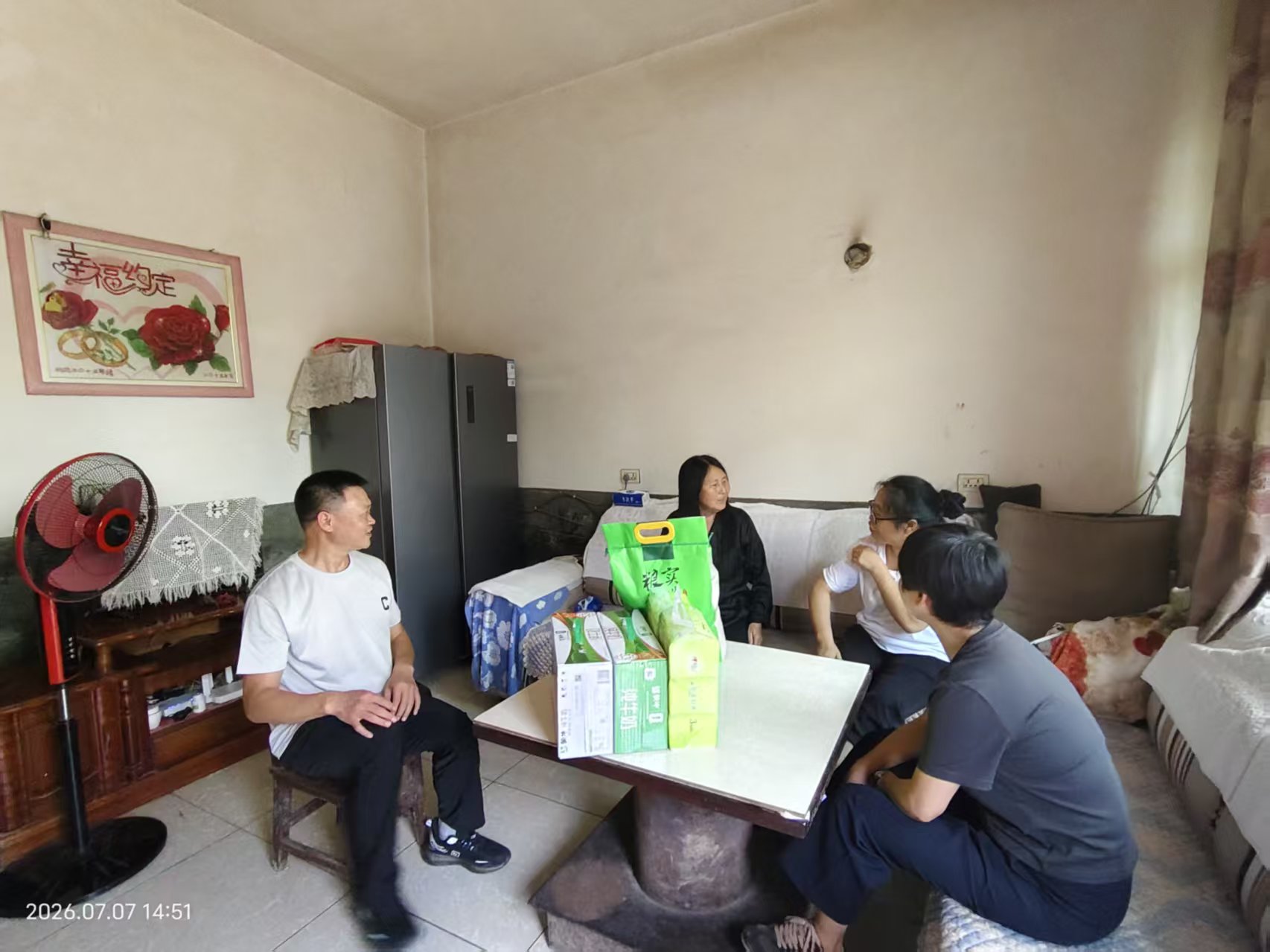 黎镇长带队送慰问物资.jpg