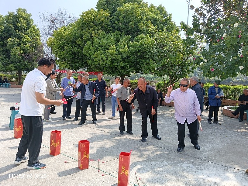 积极参与投壶.jpg